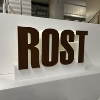 Skylt i frigolit och plåt