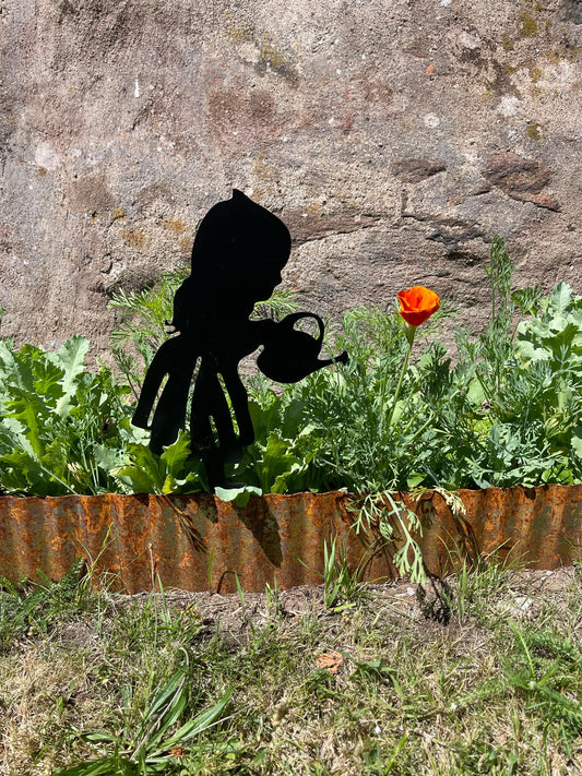 Flicka med vattenkanna