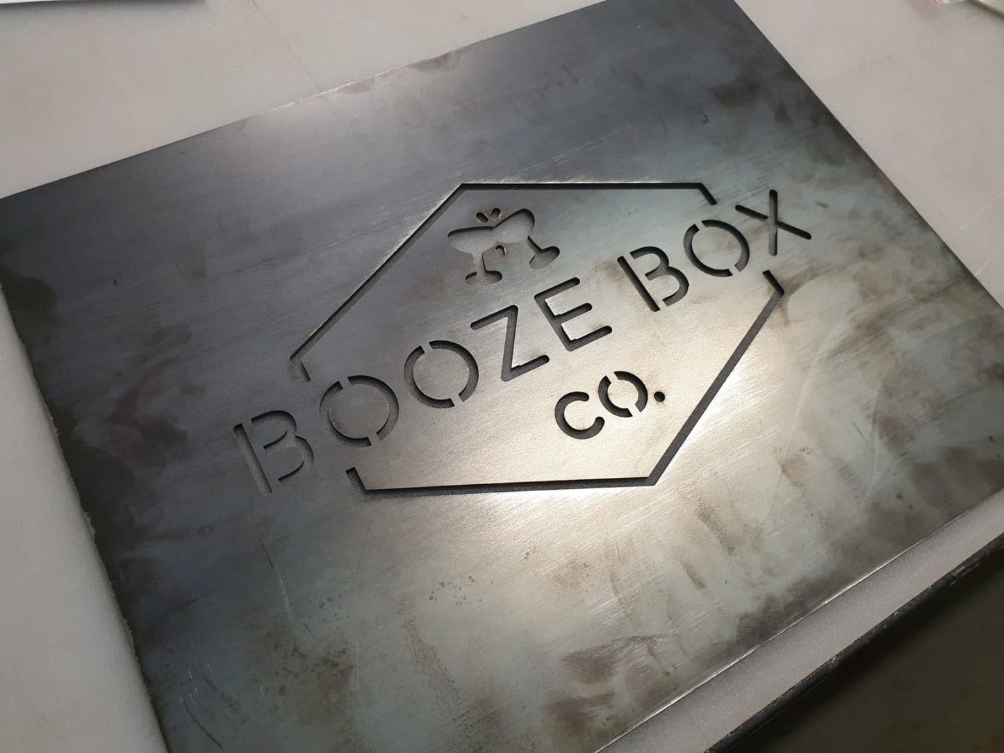 Schild 1000 x 1000 mm aus 2 mm starkem Stahlblech. Pulverbeschichtet erhältlich. Für andere Abmessungen kontaktieren Sie uns bitte.